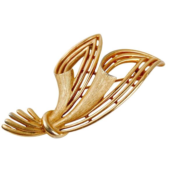 Vintage Signed Trifari Mid Century Brooch Leaf Openwork 1950s Gold Tone - Picture 1 of 9